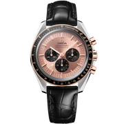 Quadrante giallo oro con lancette e indici luminescenti in Moonshine™ Gold, contatori cronografo e datario a ore 6 dell’Omega Speedmaster Moonwatch Professional 42 mm